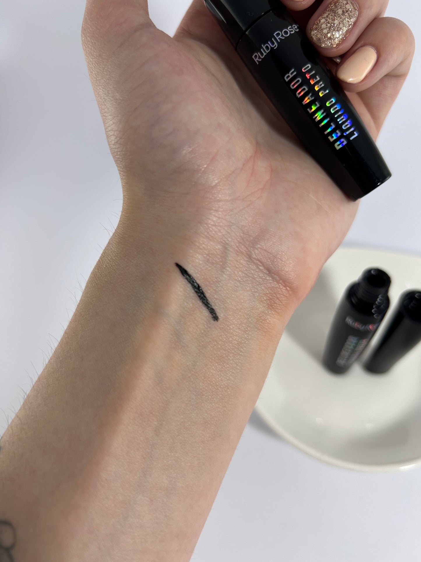 Delineador Líquido Negro – Ruby Rose